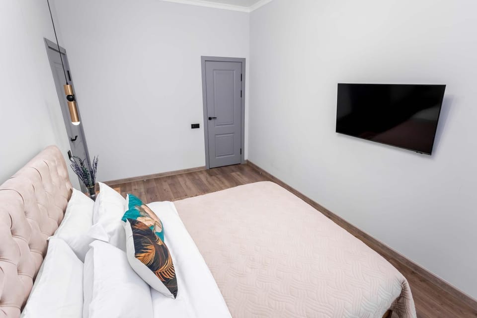 Bed, TV and multimedia, Bedroom, towels