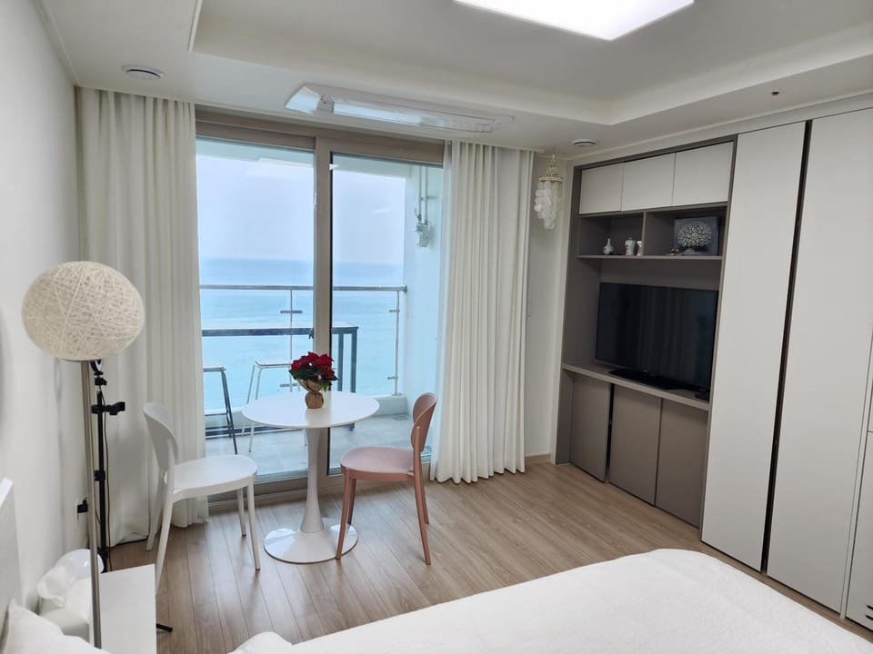 Bed, Natural landscape, Living room, Photo of the whole room, Seating area, Dining area, Bedroom, Sea view
