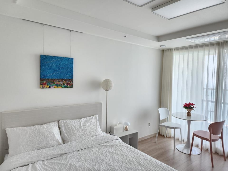 Bed, Living room, Photo of the whole room, Bedroom