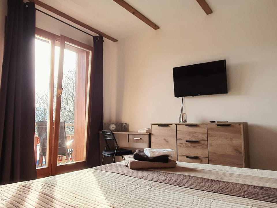 Bed, TV and multimedia, Photo of the whole room, Seating area, Bedroom