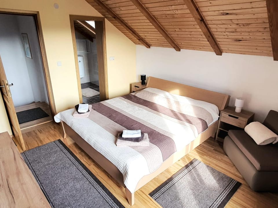 Bed, Photo of the whole room, Bedroom, towels