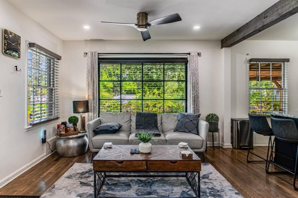 LUX Oasis 4 Bed2 Bath Hot Tub 3 Patio House in Buckhead