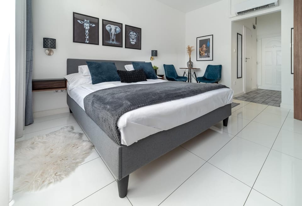 Bed, Living room, Photo of the whole room, Seating area, Bedroom