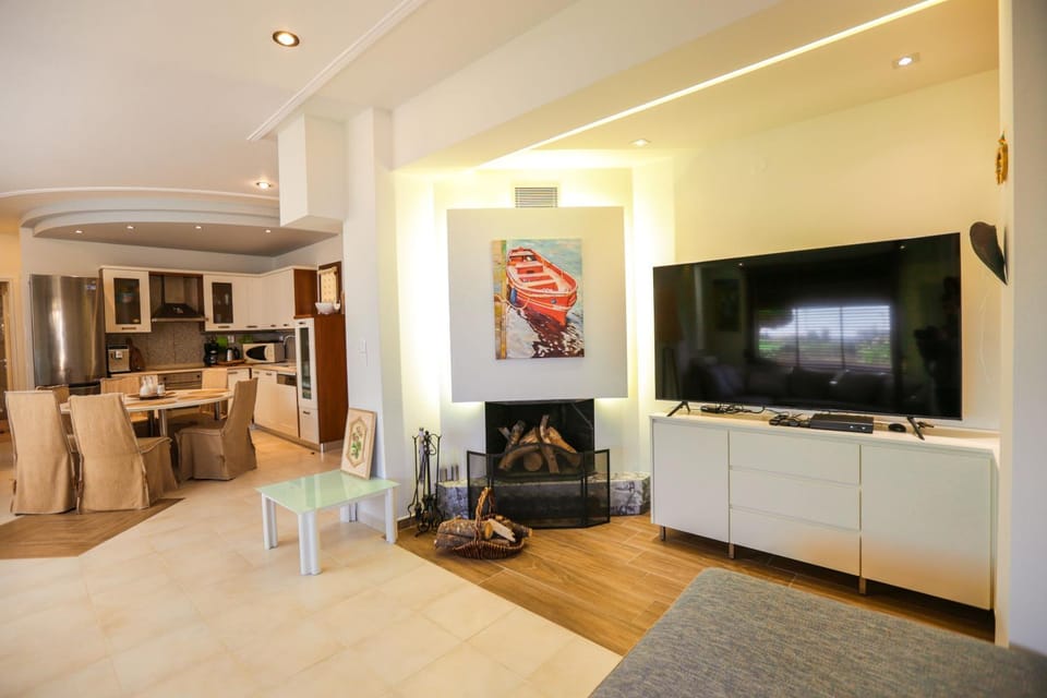 Communal lounge/ TV room, TV and multimedia, Living room, Seating area, flat iron
