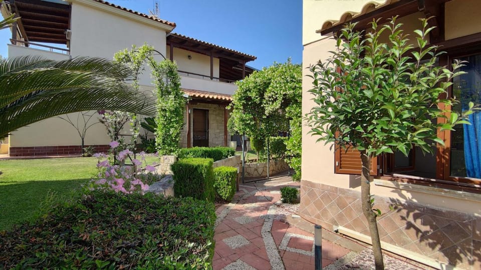 Property building, Day, Garden, Garden view