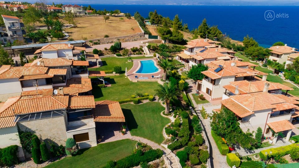 Property building, Nearby landmark, Day, Neighbourhood, Natural landscape, Bird's eye view, Beach, Pool view, Sea view, Street view, Swimming pool