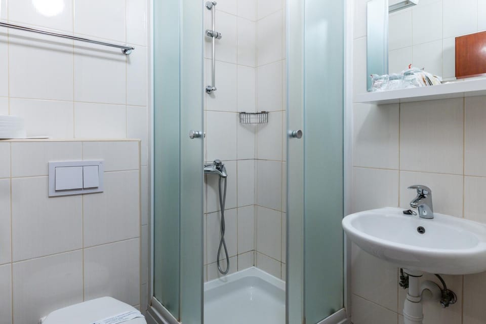 Shower, Toilet, Bathroom, towels