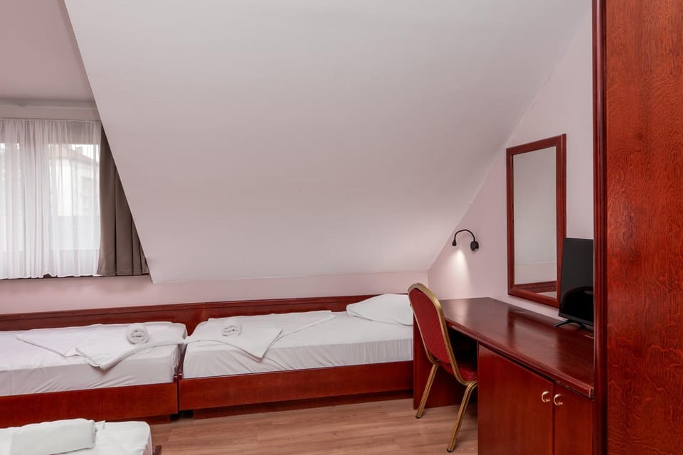 Bed, TV and multimedia, Photo of the whole room, Bedroom, wardrobe