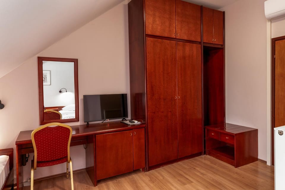 Communal lounge/ TV room, TV and multimedia, wardrobe