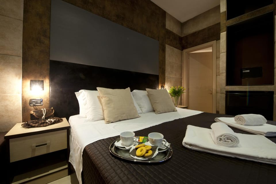 Bed, Food and drinks, Photo of the whole room, Decorative detail, Decorative detail, Bedroom, Food, Food, Meals, Breakfast, Drinks, Non alcoholic drinks, Non alcoholic drinks