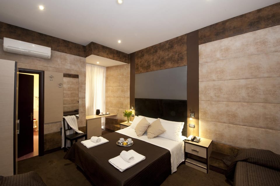 Bathroom, Coffee/tea facilities, Photo of the whole room, Decorative detail, Bedroom