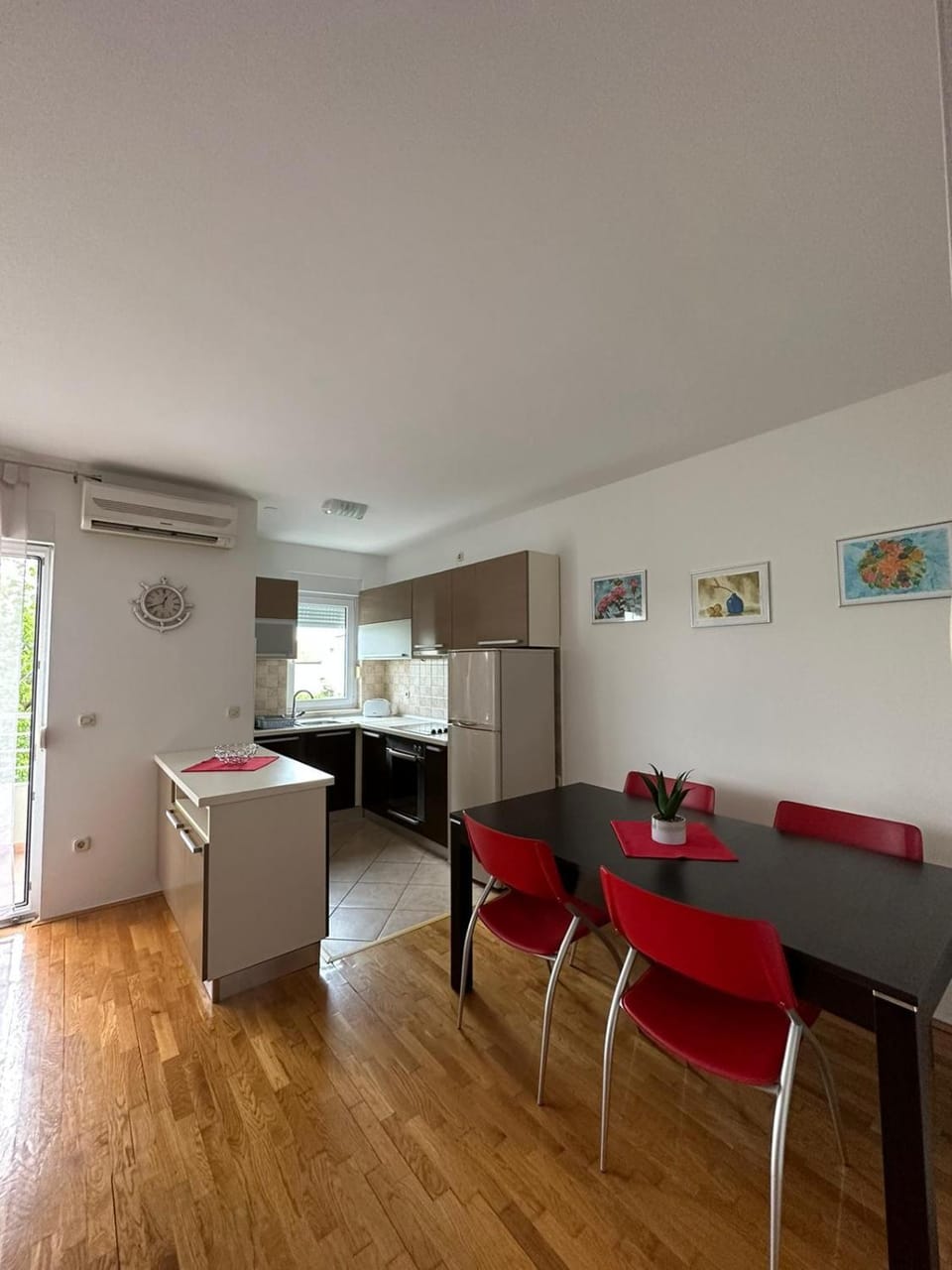 Kitchen or kitchenette, Dining area