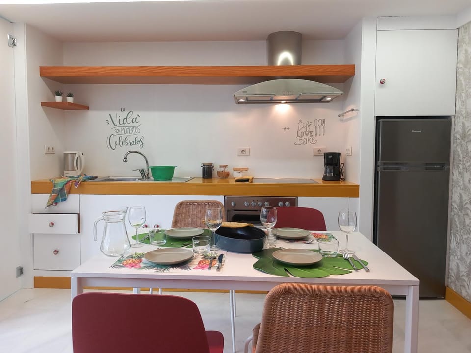 Kitchen or kitchenette, Dining area