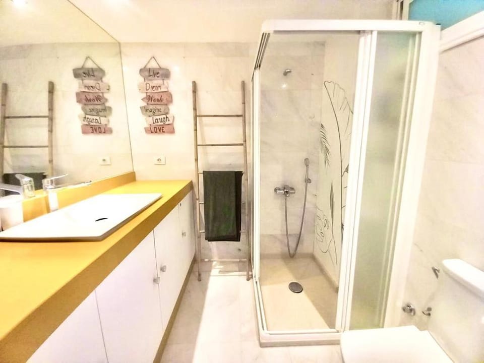 Shower, Bathroom, towels