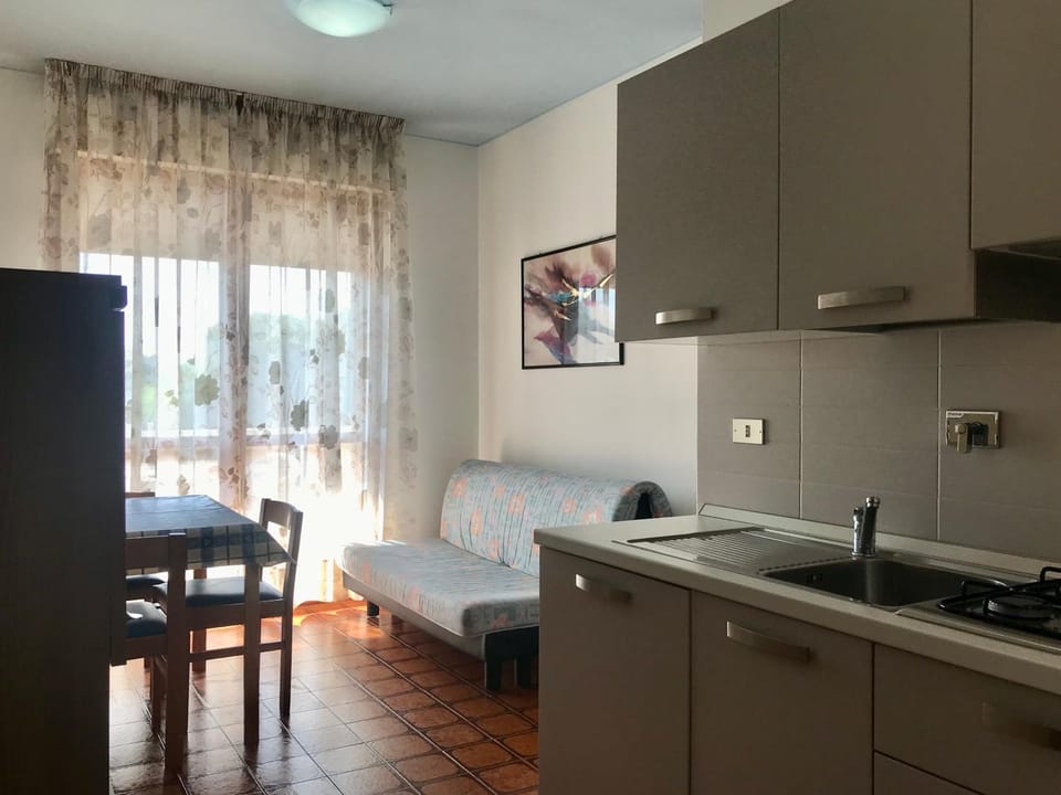 Kitchen or kitchenette, Dining area, stove