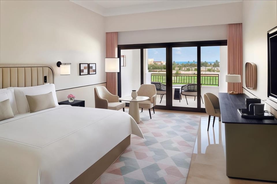 Bed, TV and multimedia, Living room, Photo of the whole room, Seating area, Bedroom