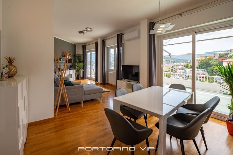 Communal lounge/ TV room, Natural landscape, TV and multimedia, View (from property/room), Balcony/Terrace, Living room, Seating area, Dining area