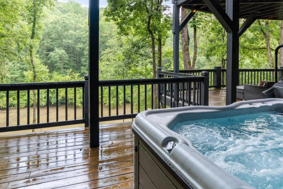 Riverview Retreat - Hot Tub, Pool Table House in Georgia