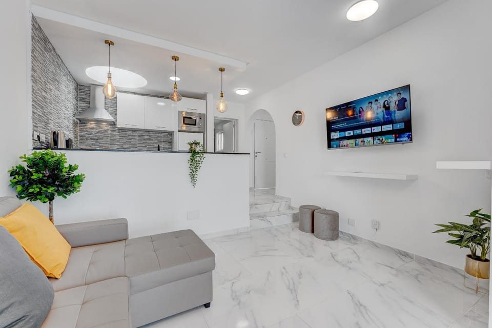 TV and multimedia, Kitchen or kitchenette, Living room, Seating area