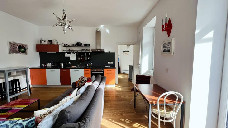 Cozy Retreat with Large Balcony near Schönbrunn Apartment in Vienna