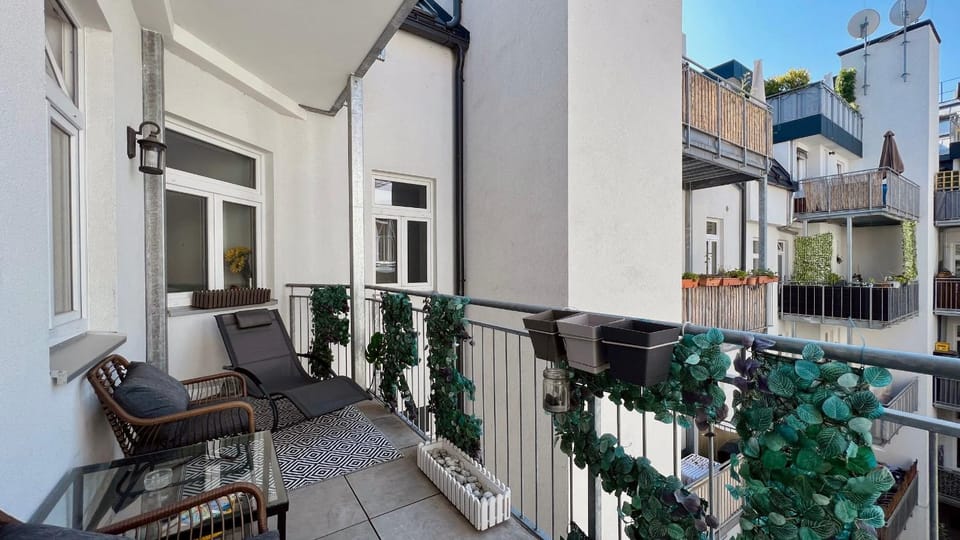 Cozy Retreat with Large Balcony near Schönbrunn Apartment in Vienna