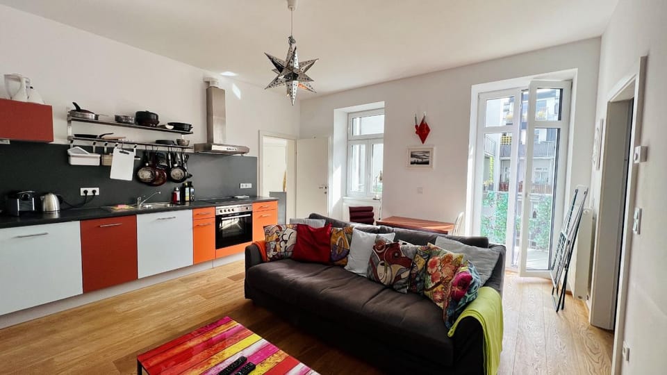 Cozy Retreat with Large Balcony near Schönbrunn Apartment in Vienna