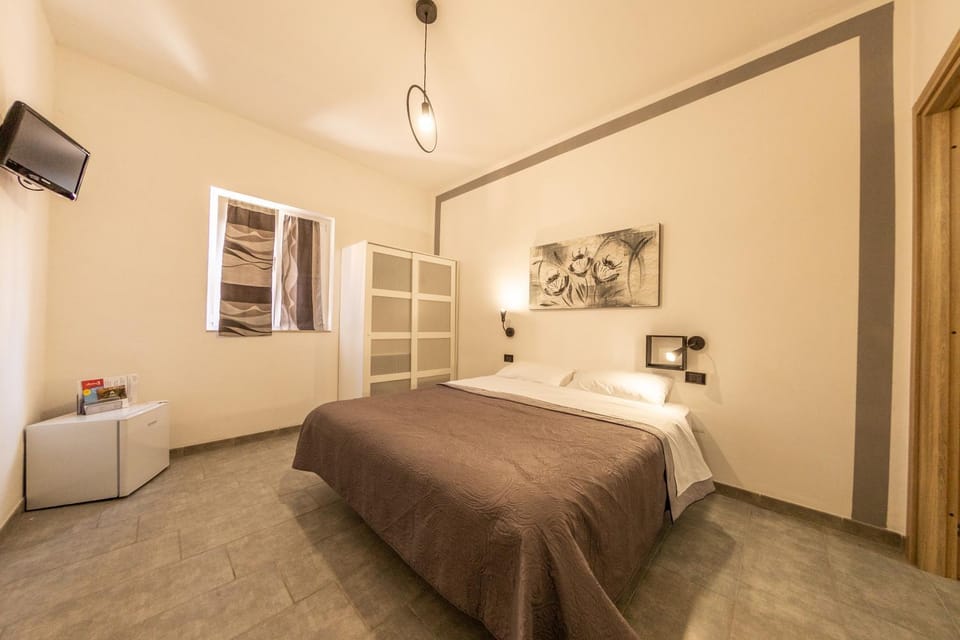 Bed, TV and multimedia, Photo of the whole room, Bedroom