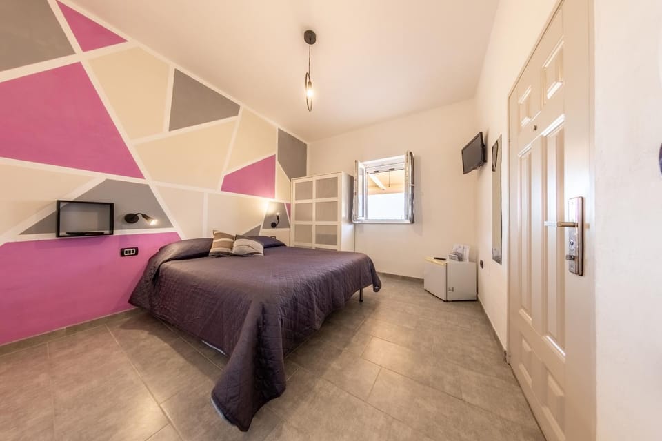 Bed, TV and multimedia, Photo of the whole room, Bedroom
