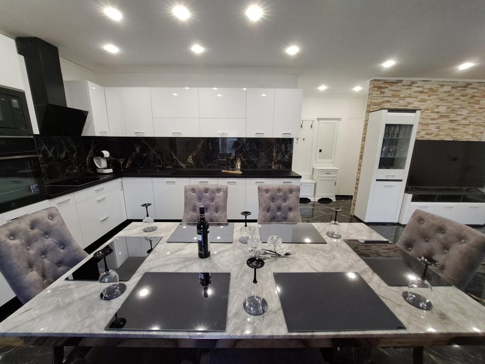 Dining area, kitchen