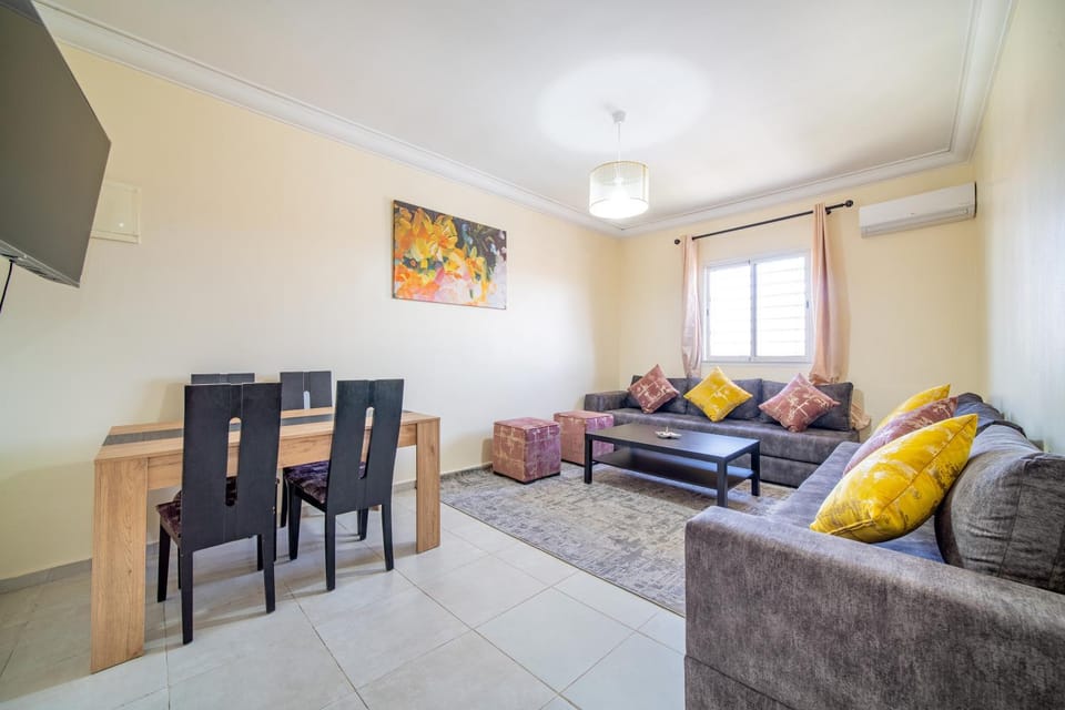 Communal lounge/ TV room, TV and multimedia, Living room, Seating area, Dining area