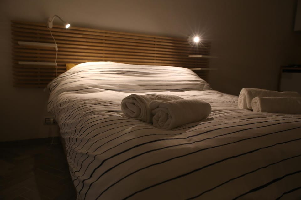 Bed, Night, Photo of the whole room, Bedroom, towels