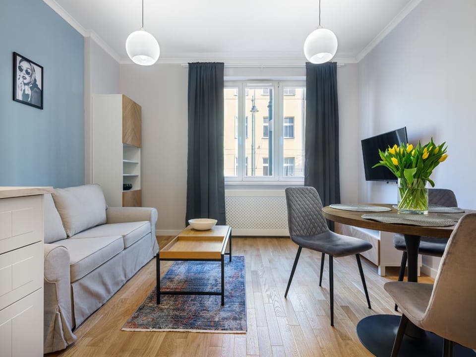TV and multimedia, Kitchen or kitchenette, Living room, Seating area, Dining area