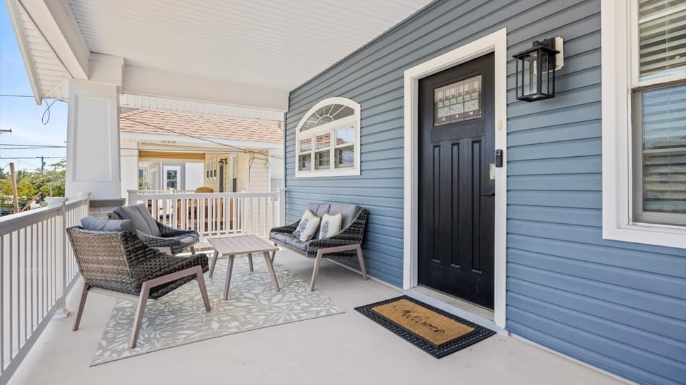 Modern Coastal Comfort - 3 Bedroom Condo with Balcony House in Ocean City