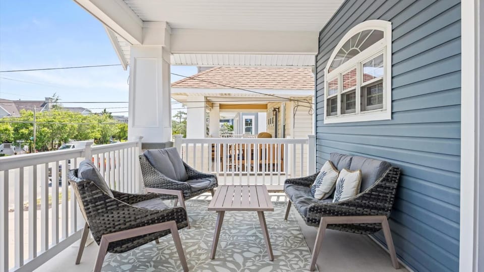 Modern Coastal Comfort - 3 Bedroom Condo with Balcony House in Ocean City
