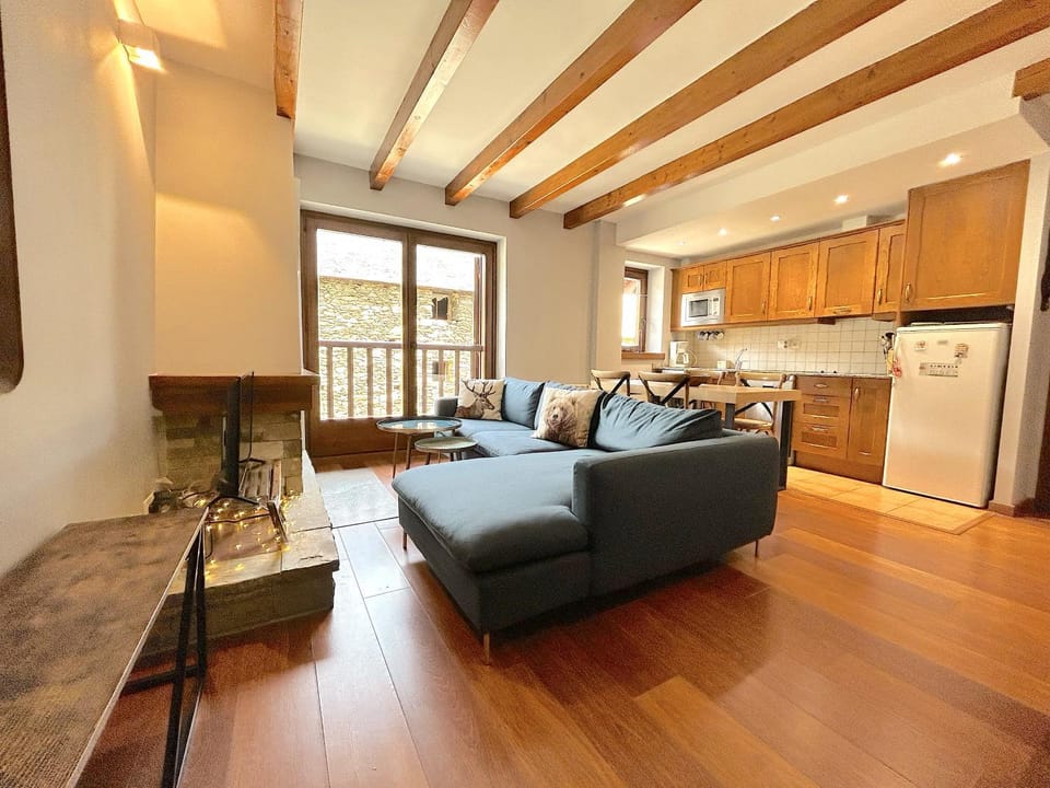 Kitchen or kitchenette, Living room, Seating area, Dining area, stove