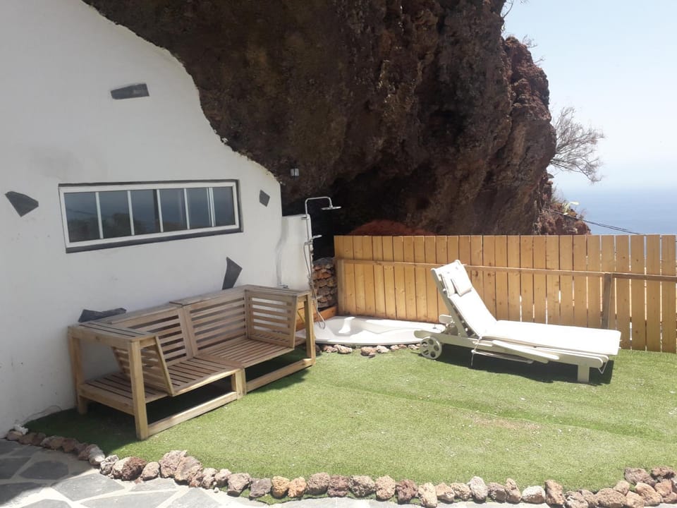 Cueva rural " Old London " with Jacuzzi and swimming pool House in Santa Cruz de Tenerife