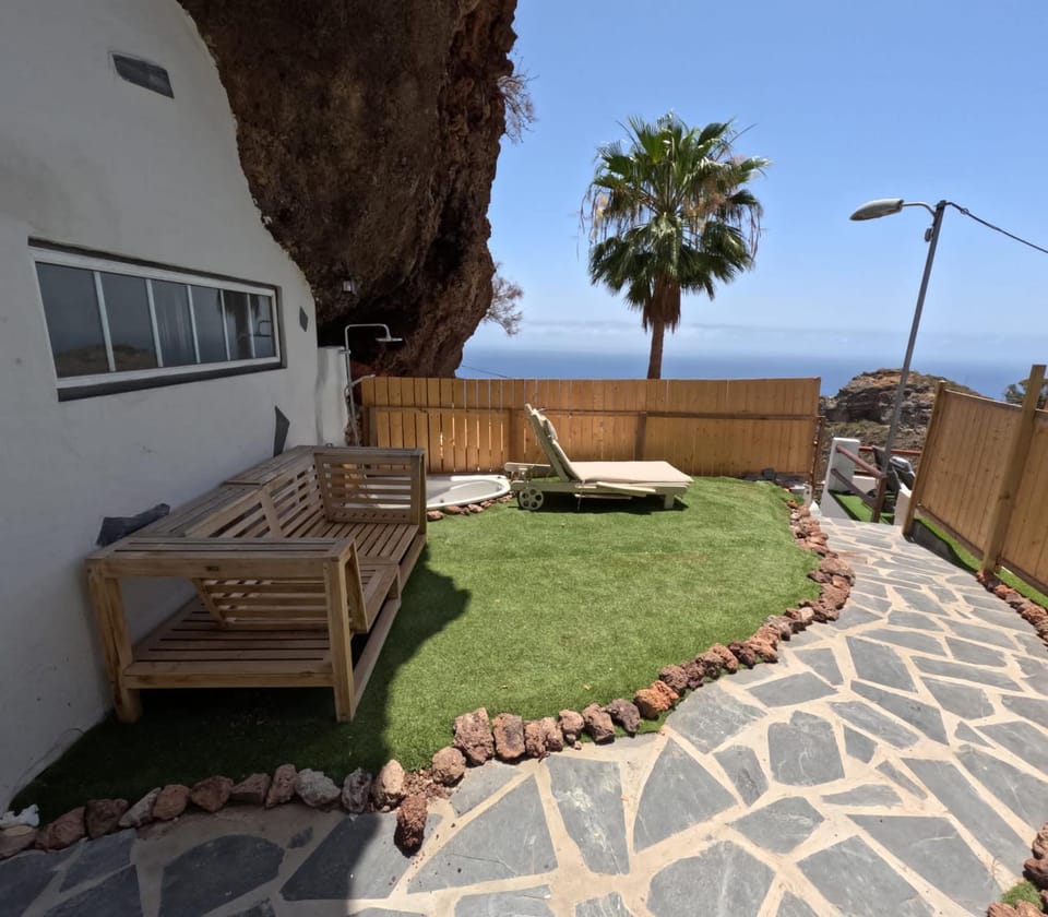 Cueva rural " Old London " with Jacuzzi and swimming pool House in Santa Cruz de Tenerife