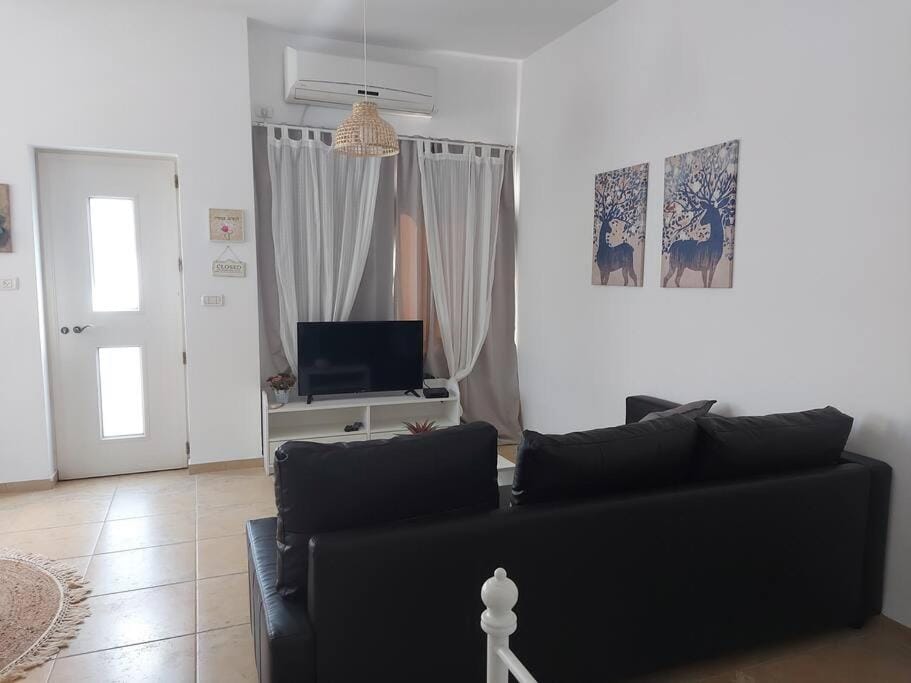 TV and multimedia, Seating area, air conditioner