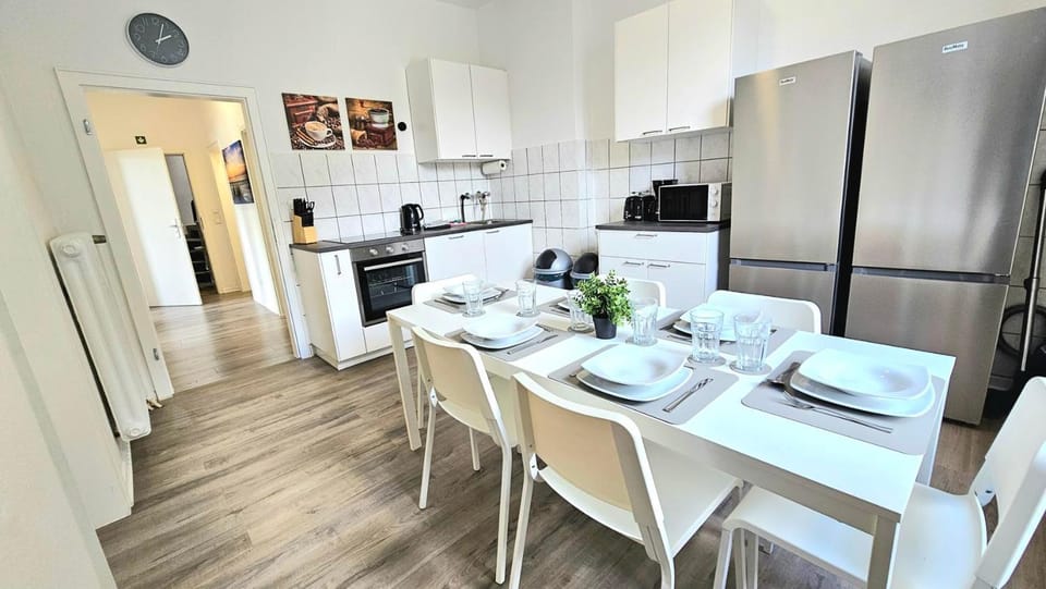 Kitchen or kitchenette, Seating area, Dining area