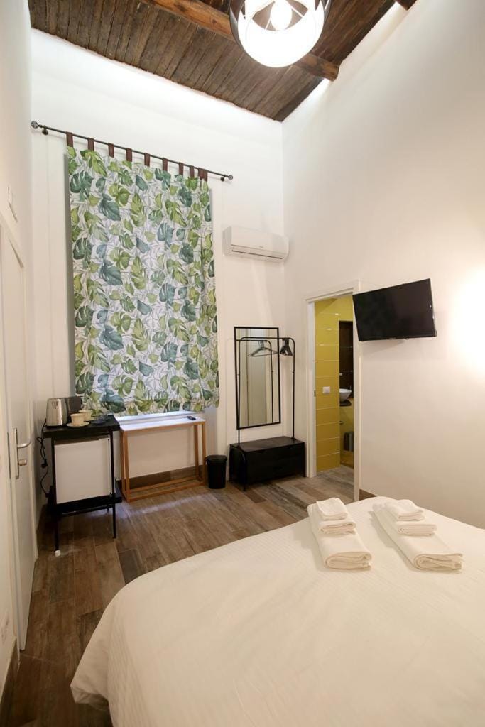 Bed, TV and multimedia, Photo of the whole room, Bedroom, oven