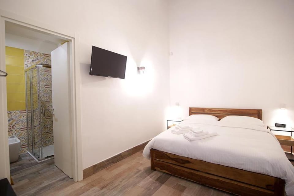 Shower, Bed, Bathroom, TV and multimedia, Photo of the whole room, Bedroom, towels