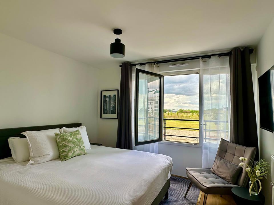 Bed, Night, TV and multimedia, View (from property/room), View (from property/room), Living room, Decorative detail, Decorative detail, Bedroom, City view, Garden view, Landmark view, Landmark view