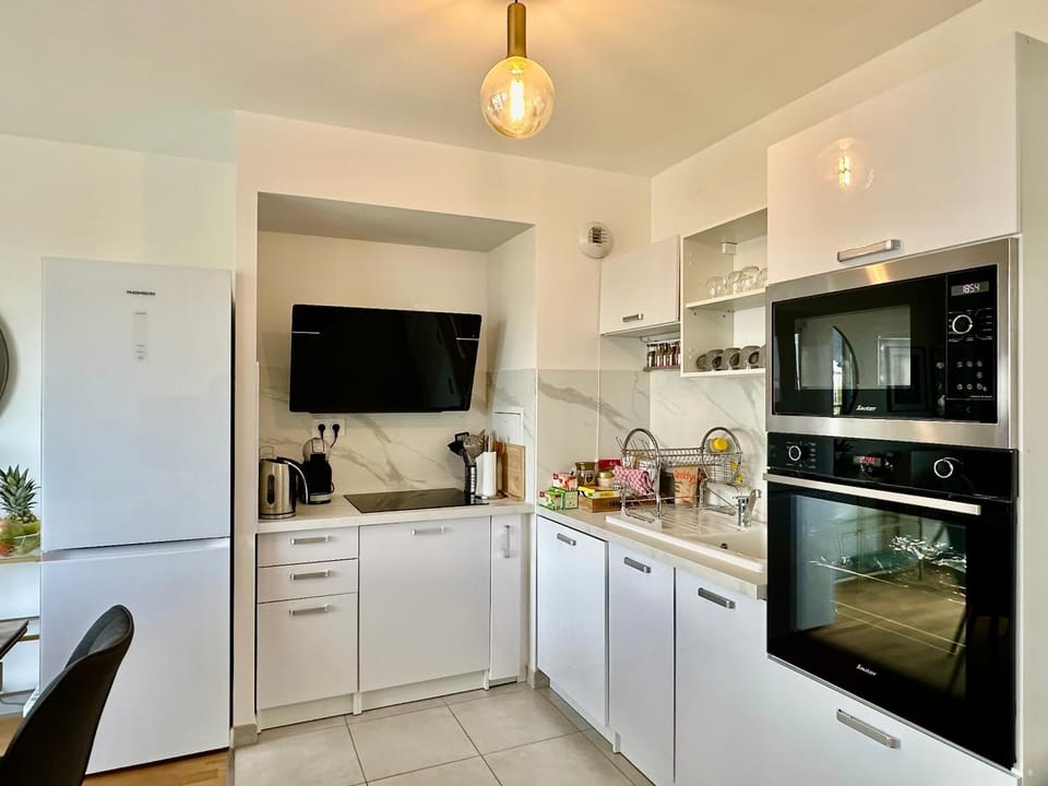Coffee/tea facilities, Kitchen or kitchenette, Dining area, Food, Food, dishwasher, microwave, oven, stove, stove, toaster, kitchen, kitchen