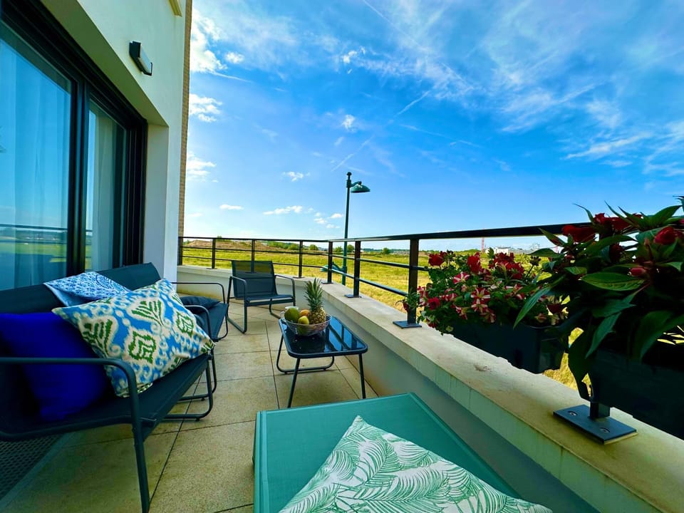 Nearby landmark, Day, Neighbourhood, Natural landscape, Activities, Balcony/Terrace, Balcony/Terrace, Location