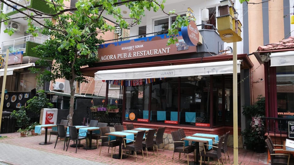Restaurant/places to eat, Day, Dining area, Street view, Location