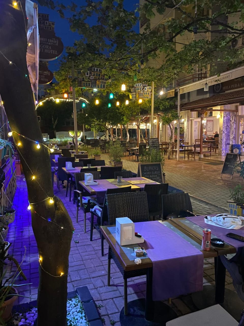 Restaurant/places to eat, Night