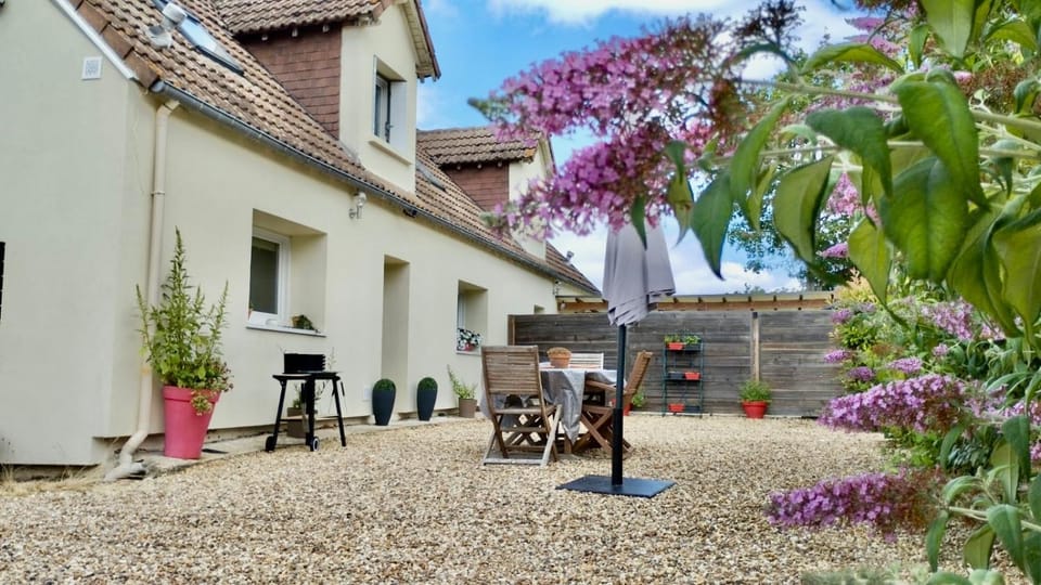 Property building, Patio, Spring, Day, Garden, Garden view