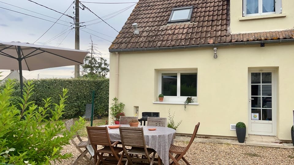 Property building, Patio, Spring, Day, Garden, Dining area, Garden view