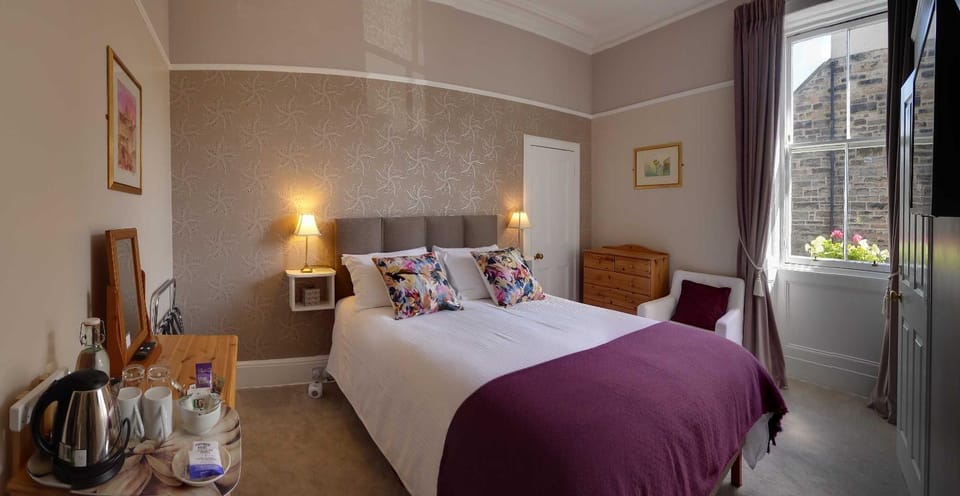 Bed, Coffee/tea facilities, Photo of the whole room, Bedroom, City view, Quiet street view