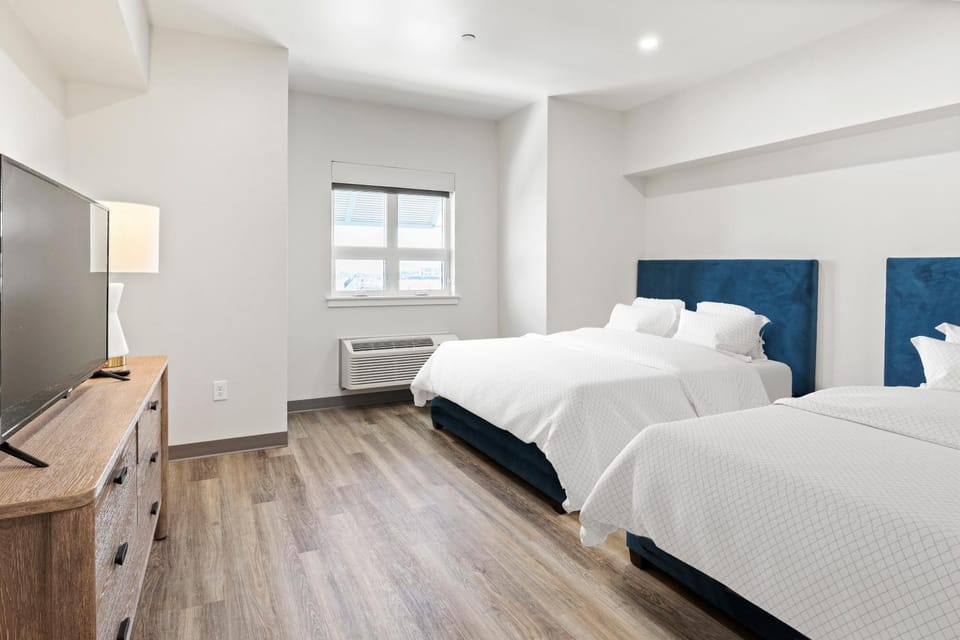 Bed, TV and multimedia, Photo of the whole room, Bedroom, hair dresser